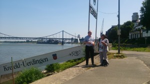 Ratsherr Klein und Oberbürgermeister Kandidatin Leurs am Rheinhafen